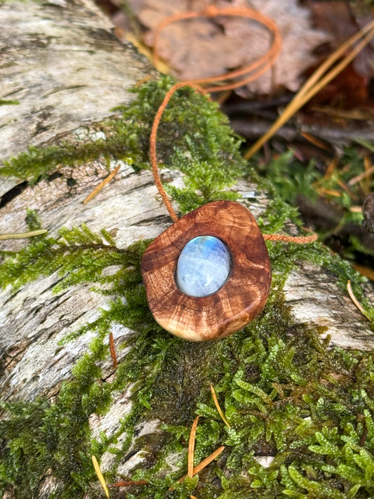 Baumperlenkette aus Eiche mit Mondstein