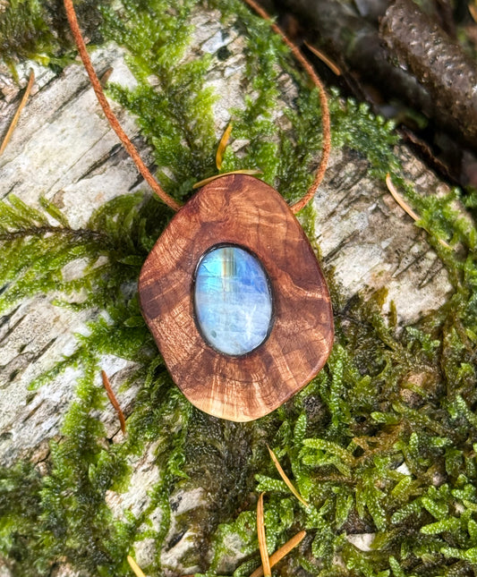 Baumperlenkette aus Eiche mit Mondstein