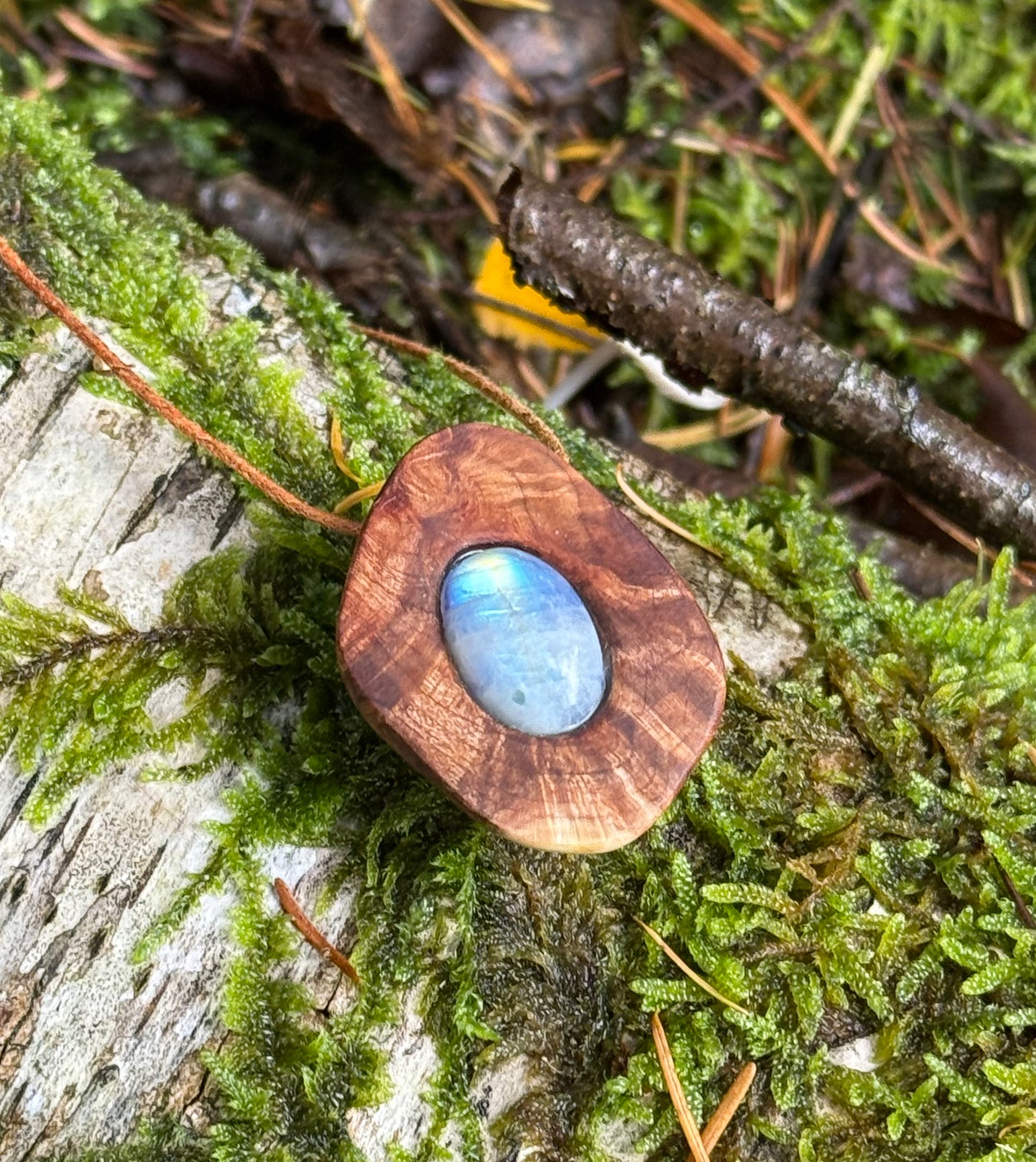 Baumperlenkette aus Eiche mit Mondstein
